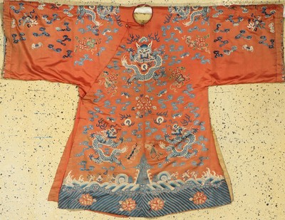 Seidenrobe antik, China, 19.Jhd, Seidenstickerei, beidseitig mit Drachenmotiven, ca. 115 x 150cm, leichte Tragespuren