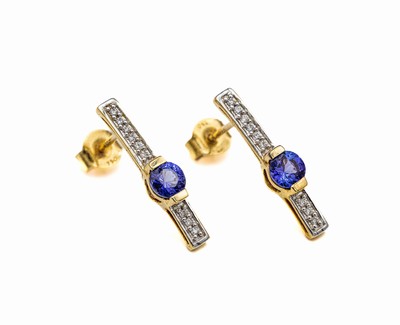 Paar 18 kt Gold Tansanit-Brillant-Ohrstecker, GG 750/000, 2 rundfacett. Tansanite zus. ca. 0.80 ct, 18 Brillanten zus. ca. 0.08 ct Weiß/si, L. ca. ...