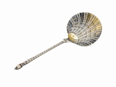 Vorlegelöffel/Erdbeerlöffel, Frankreich um 1900, 950er Silber, Meistermarke JM in Raute, fein punziert und ziseliert, Reste alter Teilvergoldet, ...