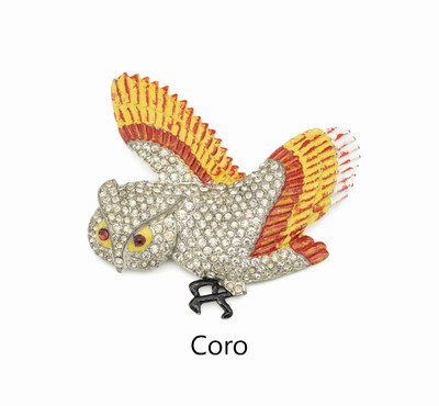 CORO Brosche "Eule", Metall versilbert, Darstellung einer Eule im Landeanflug, Kopf und Körper mit farblosen Strasssteinen, Flügelmit ...