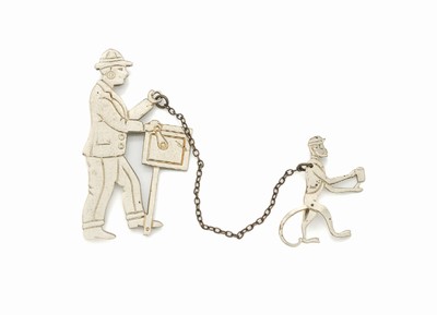 2-teilige Brosche "Leierkastenspieler" mit Affe, 1950/60er Jahre, Metall versilbert, H. ca. 5 cm bzw. 3 cm