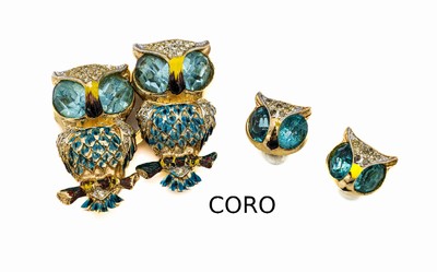 Schmuckset CORO "Eulen", USA 1950er Jahre, best. aus. Doppelclipbrosche in Form von Eulenpaar auf Ast, dazu passende Ohrclips in ...