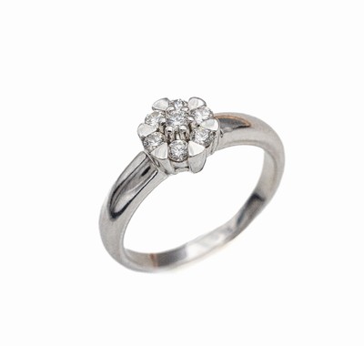 18 kt Gold Brillant-Ring, WG 750/000, Ringkopf blütenförmig, 7 Brillanten zus. ca. 0.30 ct feines Weiß/si, RW 57, ca. 6.1 g