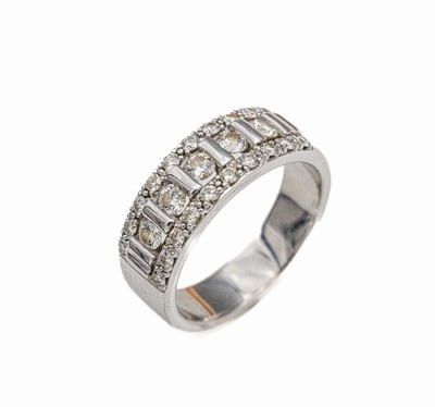 14 kt Gold Brillant-Ring, WG 585/000, mittig Reihe mit 5 Brillanten zus. ca. 0.35 ctl. get. Weiß/vs-si, seitl. 2 Reihen mit 20 Brillanten zus. ca. ...