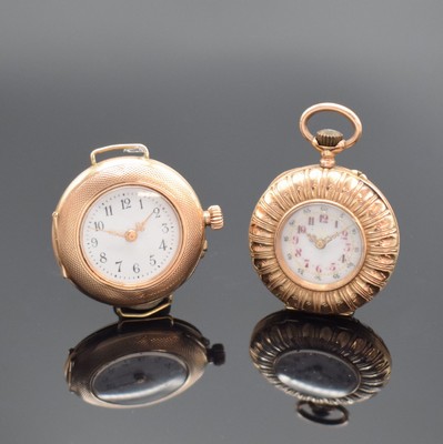 2 Damentaschenuhren in RG 585/000, Schweiz um 1900, 1x Umbau zur Armbanduhr später, Handaufzug, beide m. Emailzifferbl. u. Zylinderhemmung, arab. ...