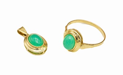 14 kt Gold Chrysopras-Schmuckset, GG 585/000, best. aus: Ring, RW 66, und 1 Anhänger, ca. 2 x 1.2 cm, jew. mit Chrysopras-Cabochons, ca. 5.2 g