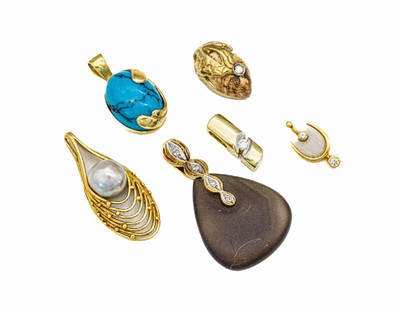 Konvolut 6 Gold-Anhänger, GG 750/000, 585/000 und 333/000, best. aus: 18 kt mit Zuchtperle, ca. 3.2 x 1.3 cm, 3 x 14 kt, 1 x mit matt. Achat und ...
