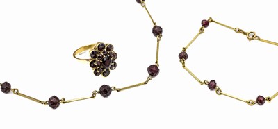 Konvolut 8 kt Gold Granat-Schmuck, GG 333/000, best. aus: Collier und Armband mit facett. Granat-Rondellen, L. ca. 51 und 17.5 cm, Ring mit facett. ...