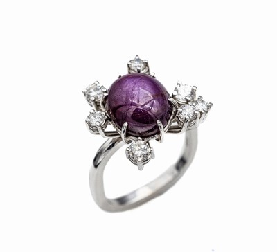 18 kt Gold Rubin-Brillant-Ring, WG 750/000,mittig Sternrubin-Cabochon ca. 5.50 ct, 7 Brillanten zus. ca. 0.50 ct feines Weiß/vs-si,RW 51, ca. 7.3 g