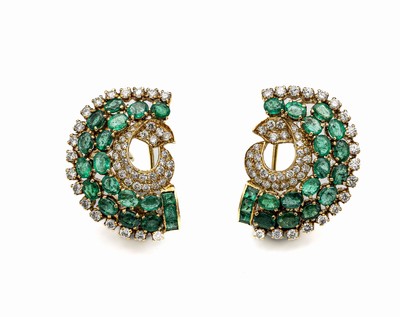 Paar 18 kt Gold Smaragd-Brillant-Ohrstecker, GG 750/000, 6 Smaragd-Karrees zus. ca. 0.66ct, 32 oval facett. Smaragde zus. ca. 6.08 ct,96 Brillanten ...