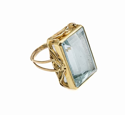 14 kt Gold Aquamarin-Ring, um 1950, GG 585/000 gepr. rechteckig facett. Aquamarin ca.24.80 ct, Unterkaderung mit Gräsern, Ringschultern 2-reihig, ...