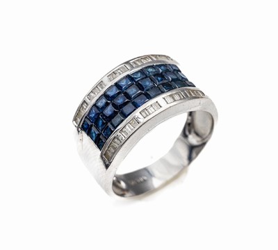 14 kt Gold Saphir-Diamant-Ring, WG 585/000,27 Saphir-Carrees zus. ca. 1.20 ct, seitl. 34 Diamantbaguettes und -trapeze zus. ca. 0.64 ctWeiß/p, RW ...