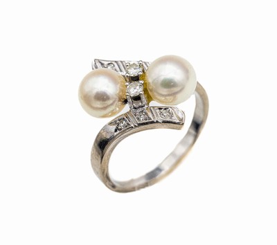 14 kt Gold Perl-Diamant-Ring, WG 585/000, 2 cremefarb. Zuchtperlen D ca. 7.5 mm, 2 Brillanten und 6 8/8-Diamanten zus. ca. 0.18 ct feines ...