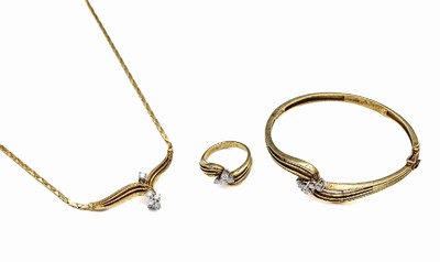 14 kt Gold Brillant-Schmuck-Set, GG 585/000, best. aus: Collier, Armreif und Ring, insg. bes. mit 15 Brillanten zus. ca. 0.90 ct ...
