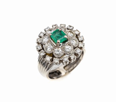 8 kt Gold Smaragd-Brillant-Ring, GG 333/000(gepr.), in mehreren Ebenen aufgebaut, mittig ein achteckigfacett. Smaragd ca. 0.90 ct, umgeben von 24 ...