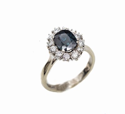 18 kt Gold Saphir-Brillant-Ring, WG 750/000, ovalfacett. Saphir ca. 1.60 ct, 12 Brillanten zus. ca. 0.52 ct feines Weiß/p1, total ca. 4.5 g, RW 54