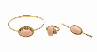 18 kt Gold Korallen-Brillant-Schmuckset, GG750/000, best. aus: Brosche mit ovalem Engelhautkorallen-Cabochon ca. 2.1 cm x 1.3 cm; Ring mit ovalem ...
