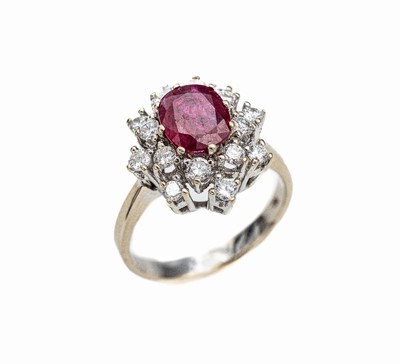18 kt Gold Rubin-Brillant-Ring, WG 750/000, ovalfacett. Rubin ca. 1.60 ct, 16 Brillanten zus. ca. 0.80 ct feines Weiß/ si, total ca. 5.9 g, RW 55