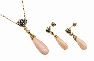 Korallen-Schmuckset, best. aus: Paar Ohrstecker GG 585/000, bes. mit jeweils 2Saphir-Navettes zus. ca. 0.40 ct, umgeben von jeweils 2 Brillanten und ...