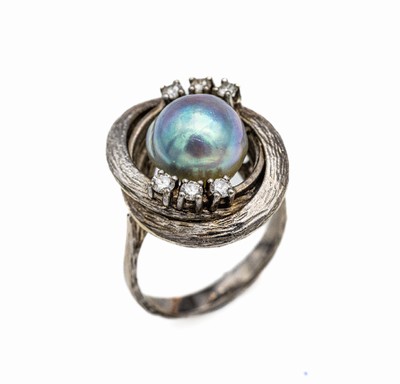14 kt Gold Perl-Brillant-Ring, WG 585/000, barocke silbergraue Perle, 6 Brillanten zus. ca. 0.30 ct Weiß/si, Ringkopf mit Rindengravur, total ca. ...