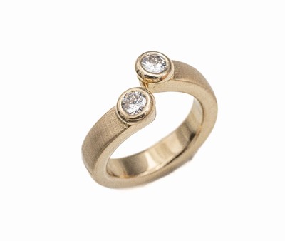 18 kt Gold Brillant-Ring, GG 750/000 gepr.,2 Brillanten zus. ca. 0.50 ct feines Weiß/vs, Ringschiene satiniert, total ca. 14.2 g, RW 55