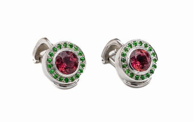 Paar 18 kt Gold Farbstein-Ohrclips, WG 750/000, mittig je ein rundfacett. pinkfarb. Turmalin zus. ca. 2.0 ct umgeben von je 18 rundfacett. ...