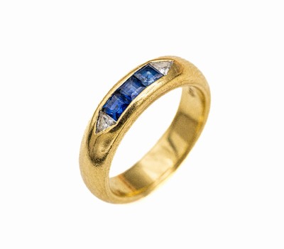 18 kt Gold Saphir-Diamant-Ring, GG 750/000,3 Saphir-Carrees zus. ca. 0.20 ct, 2 Diamanttriangeln zus. ca. 0.11 ct (grav.) Weiß/si, RW 53, ca. 7.3 g