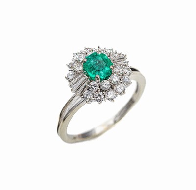 14 kt Gold Smaragd-Diamant-Ring, WG 585/000 gepr., rundfacett. Smaragd ca. 1.0 ct, 6 Diamant-Trapeze und 19 Brillanten zus. ca. 1.14 ct feines ...