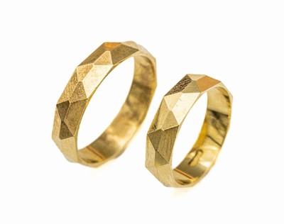 Paar 14 kt Gold Freundschaft-/Eheringe, GG 585/000, Ringschienen facett., RW 61 und 52.5, zus. ca. 9.2 g