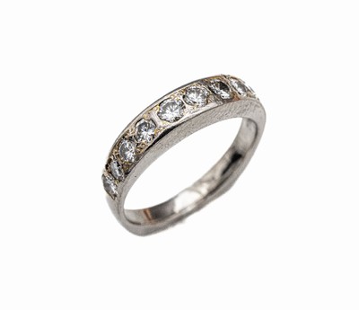 Platin-Brillant-Ring, Platin 950/000, 10 Brillanten zus. ca. 0.50 ct feines Weiß-Weiß/vs-si, total ca. 5.1 g, RW 53, Ringschiene vergrößert