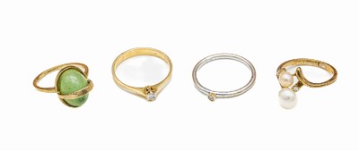 Konvolut 4 Gold Ringe: 1 x 14 kt Gold, GG 585/000, 1 Brillant ca. 0.12 ct Weiß/si, RW 55; 1 x 14 kt Gold, WG 585/000, 1 Brillant in ...
