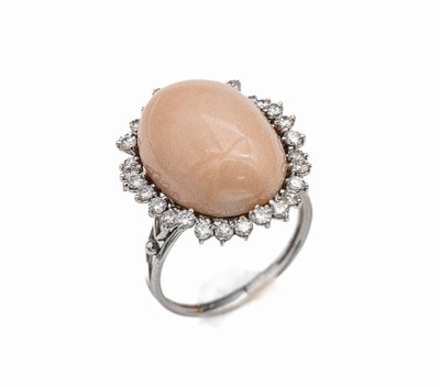 18 kt Gold Korall-Brillant-Ring, WG 750/000, ovaler Engelhautkoralle-Cabochon ca. 22.0 ct umrahmt von 30 Brillanten zus. ca. 1.50 ct Weiß/si, RW ...