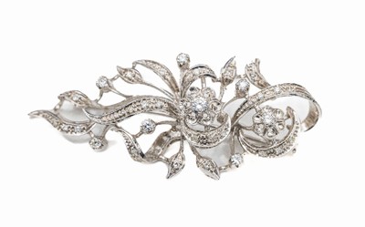 18 kt Gold Diamant-Brosche, WG 750/000, gepr., florale Gestaltung, Brillanten und 8/8-Diamanten zus. ca. 0.60 ct Weiß/si-p1, ca. 6 cm x 2.5 cm, ...