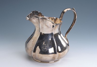 Kanne, 800er Silber, Italien, bauchige Form godroniert, Hammerschlagdekor, breiter Ausguss, Besitzermonogramm JS, H. ca. 18 cm, ca. 900 g