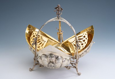 Brötchenwärmer, 800er Silber, deutsch, Hanau um 1900, sog. Triple Bun Warmer, nach englischem Vorbild, reiches Dekor mit Rocaillen, Akanthusblatt, ...