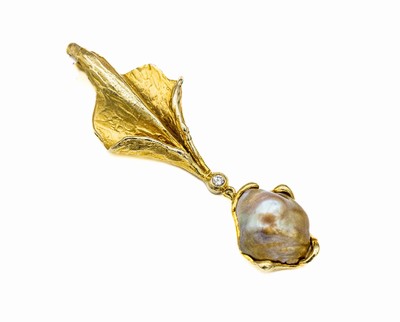 14 kt Gold Zuchtperl-Diamant-Anhänger, GG 585/000, angedeutete Blüte, strukt., kleiner Diamant, Abhängung bewegl., barocke Zuchtperle als ...