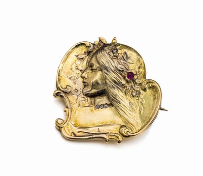 14 kt Gold Brosche, GG 585/000, Frauenportrait, florale Gestaltung, Diamantbesatz, kl. Rubin, L. ca. 2.6 cm, ca. 7.5 g, ein Diamant fehlt, in der ...