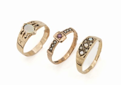 Konvolut 3 Ringe, England, um 1900, GG 585/000 und 2x GG 375/000, Opal-, Perl- und Rubinbesatz, RW 56/57, ca. 5.9 g, zierlich