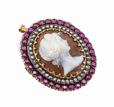 14 kt Gold Muschelkamee-Brosche, RG 585/000gepr., um 1880/90, Muschelkamee mit Frauenportrait, 32 rundfacett. Rubine zus. ca. 6.0 ct, 40 ...