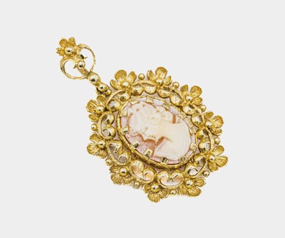 14 kt Gold Brosche mit Muschelkamee, GG 585/000, aufwändige Fassung mit Blüten und Granalien, ca. 8.5 g, L. ca. 4.5 cm