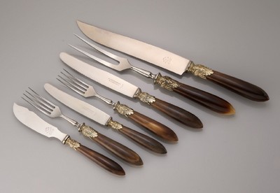 Besteck für 12 Personen, deutsch 1930/40er Jahre, Griffe Horn, Gebr.-Teile Metall, Manschetten Metall versilbert, Reste alter Vergoldung, best. ...