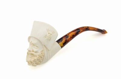 Meerschaumpfeife, wohl deutsch, geschnitzter Pfeifenkopf: Bärtiger mit Kopfbedeckung mit aufgel. Totenkopf, Mundstück bernsteinfarbener ...