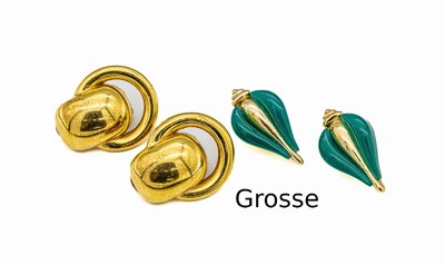 2 Paar Ohrclips GROSSE 1970er Jahre, Metall vergoldet, 1 x 3 x 2 cm; 1 x tropfen- förm. mit grünem Kunststoff, L ca. 3 cm