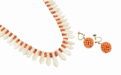 Art-Deco-Schmuckset, deutsch um 1925/30, Collier mit kleinen Korallen und Perlmutt- zungen, dazu Paar Ohrschrauben Kugelform mit Korallengeflecht, ...