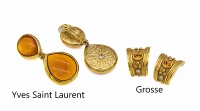 Konvolut 2 Paar Ohrclips 1970er Jahre, 1 x GROSSE, citrinfarb. und farbloser Straß- besatz, L. ca. 2 cm, Halbcreolenform; 1 x Yves Saint LAURENT, ...
