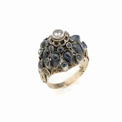 14 kt Gold Saphir-Ring, GG 585/000, sog. Pagodenring, Ringkopf Silber, hochaufgebaut, mittig rundfacett. weißer Saphir (sek.), blaue Saphire ...