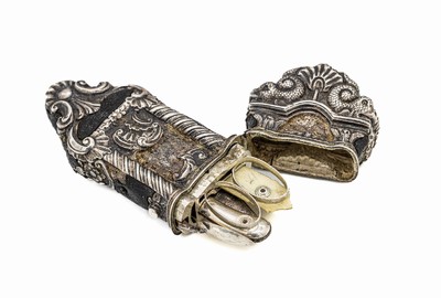 Reisenecessaire, Silber gepr., um 1880-90, architektonischer Aufbau, mit Rocaillen, Akanthusblatt, Fabelwesen und Blüten, ca. 11 x4.5 cm, außen ...