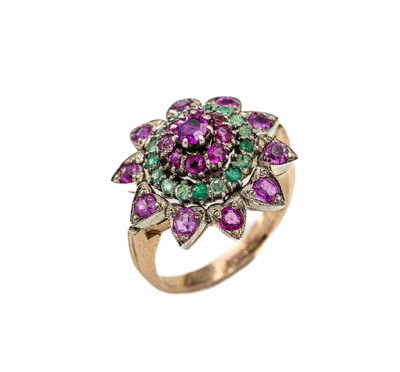 14 kt Gold Rubin-Smaragd-Ring, GG/WG 585/000 gepr., gr. blütenförmiger Ringkopf in mehreren Ebenen aufgebaut, rundfacett. Smaragde und Rubine, 1 ...