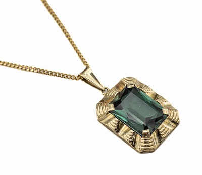 8 kt Gold Turmalin-Anhänger, GG 333/000, 1950er, geometrisch, grüner Turmalin im Treppenschliff, ca. 2.2 x 1.8 cm, an Kette, GG333/000, L. ca. 53 ...