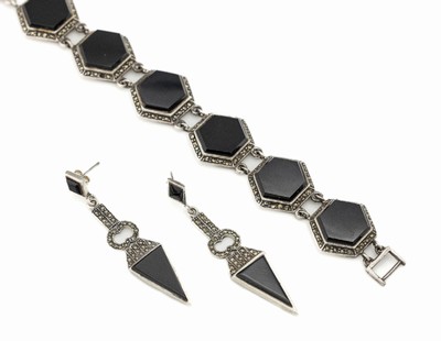 Art-Deco Schmuckset, 925er Silber, um 1930,best. aus: Armband aus hexagonalen Gliedern mit Onyxplatten und Markasiten, L. ca. 18.5 cm, ...